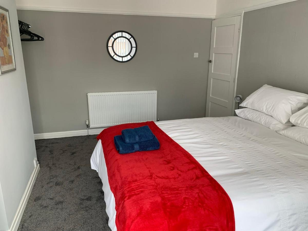 Modern Fully Refurbished 3 Bedroom Home แบล็คพูล ภายนอก รูปภาพ