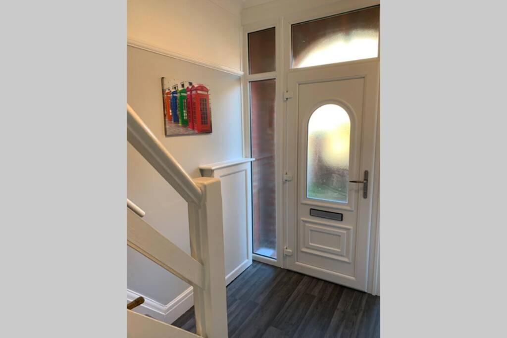 Modern Fully Refurbished 3 Bedroom Home แบล็คพูล ภายนอก รูปภาพ
