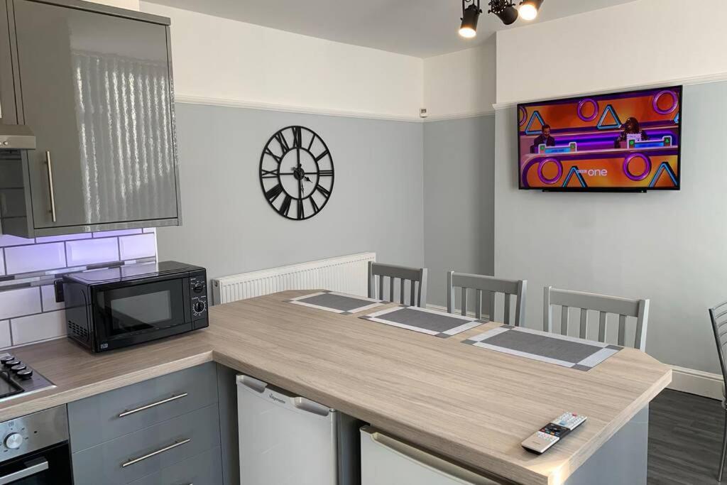 Modern Fully Refurbished 3 Bedroom Home แบล็คพูล ภายนอก รูปภาพ