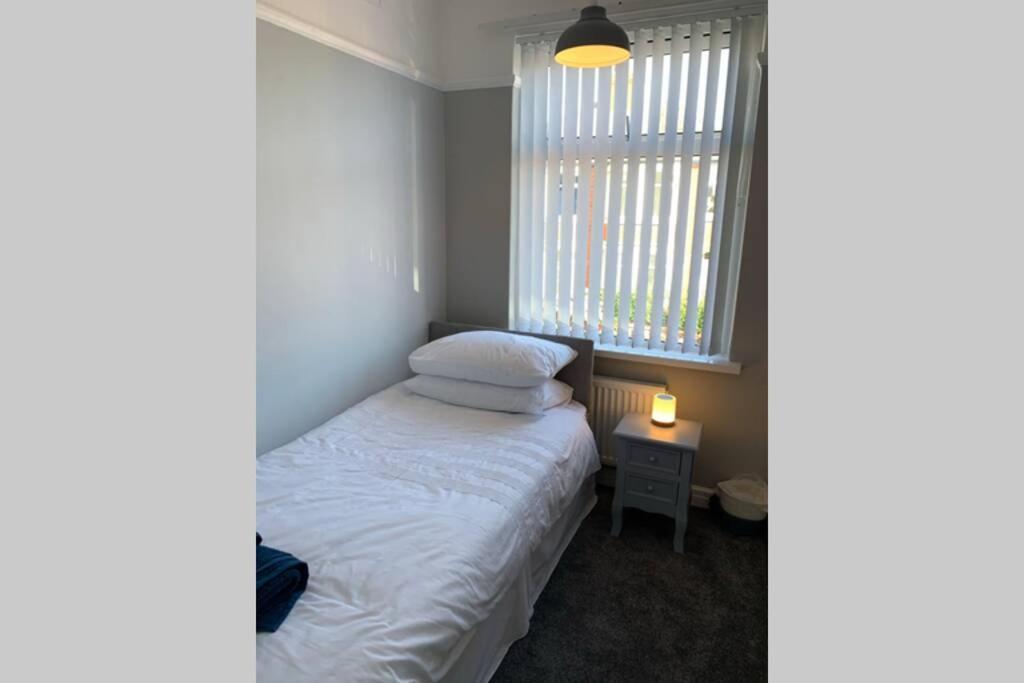 Modern Fully Refurbished 3 Bedroom Home แบล็คพูล ภายนอก รูปภาพ